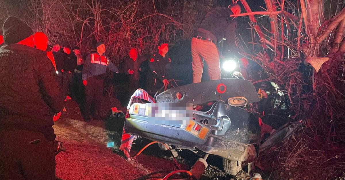 Ağaca çarpan otomobilde 2 kişi öldü