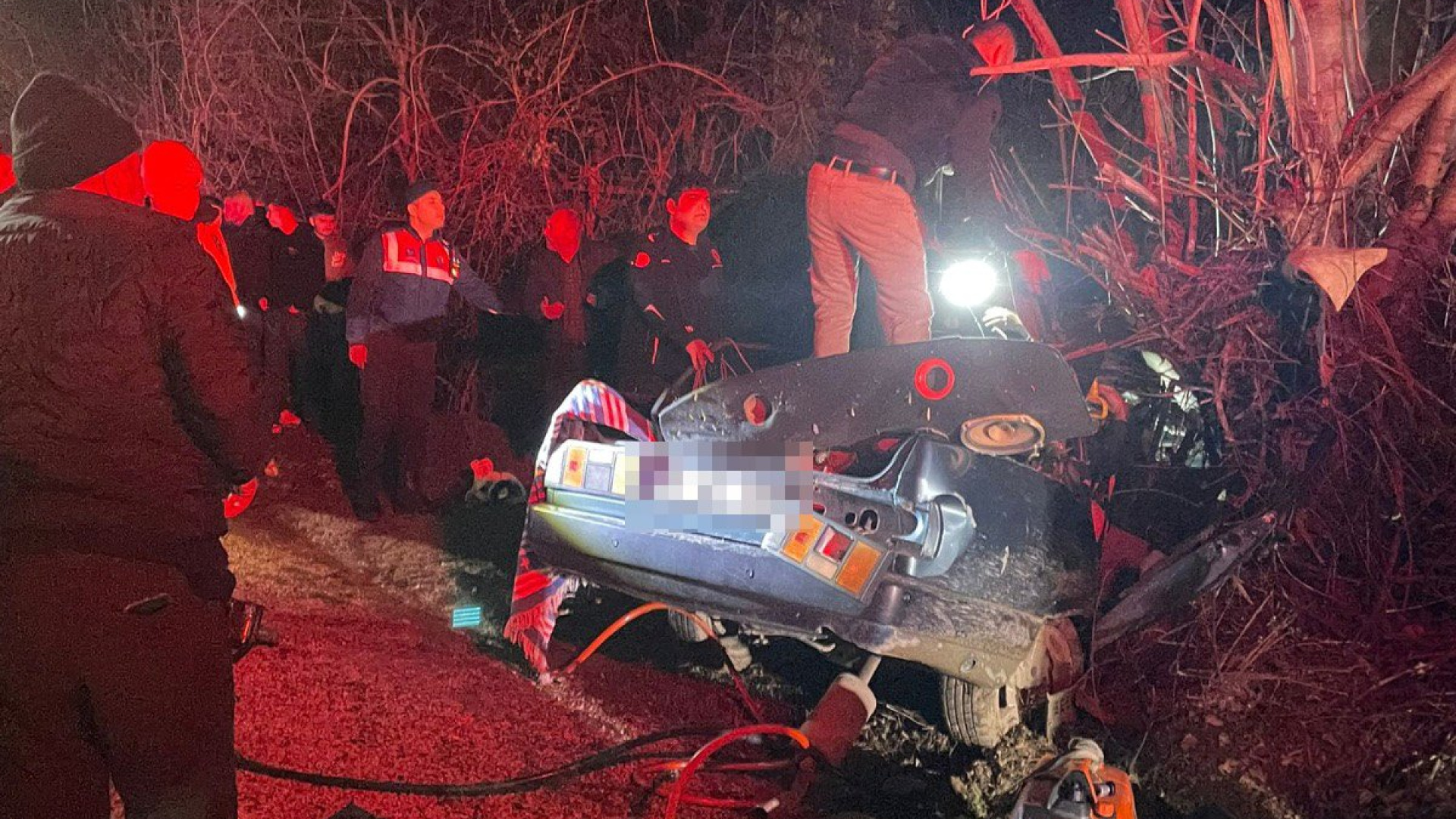 Son dakika: Ağaca çarptı! 2 kişi öldü! | Son dakik…