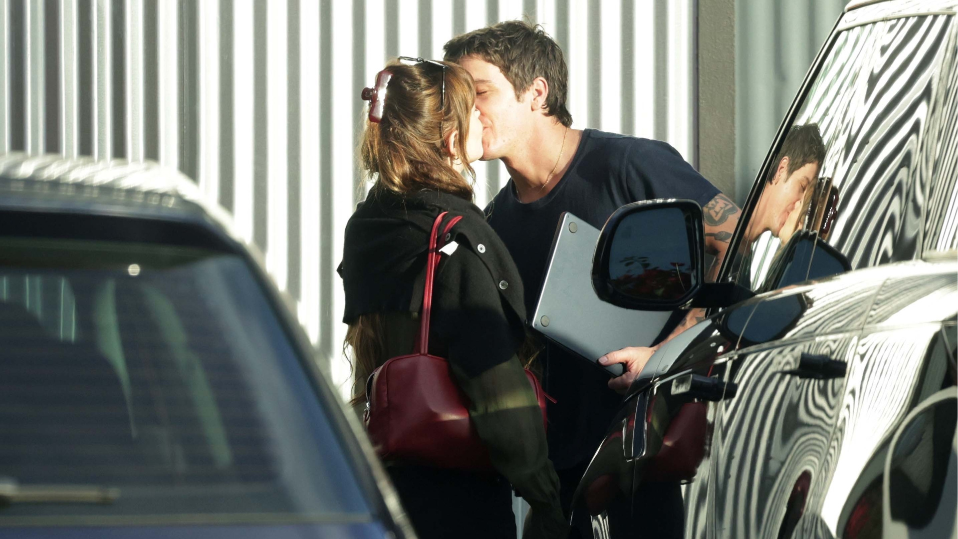 Dakota Johnson otoparkta sevgilisiyle öpüşürken görüntülendi