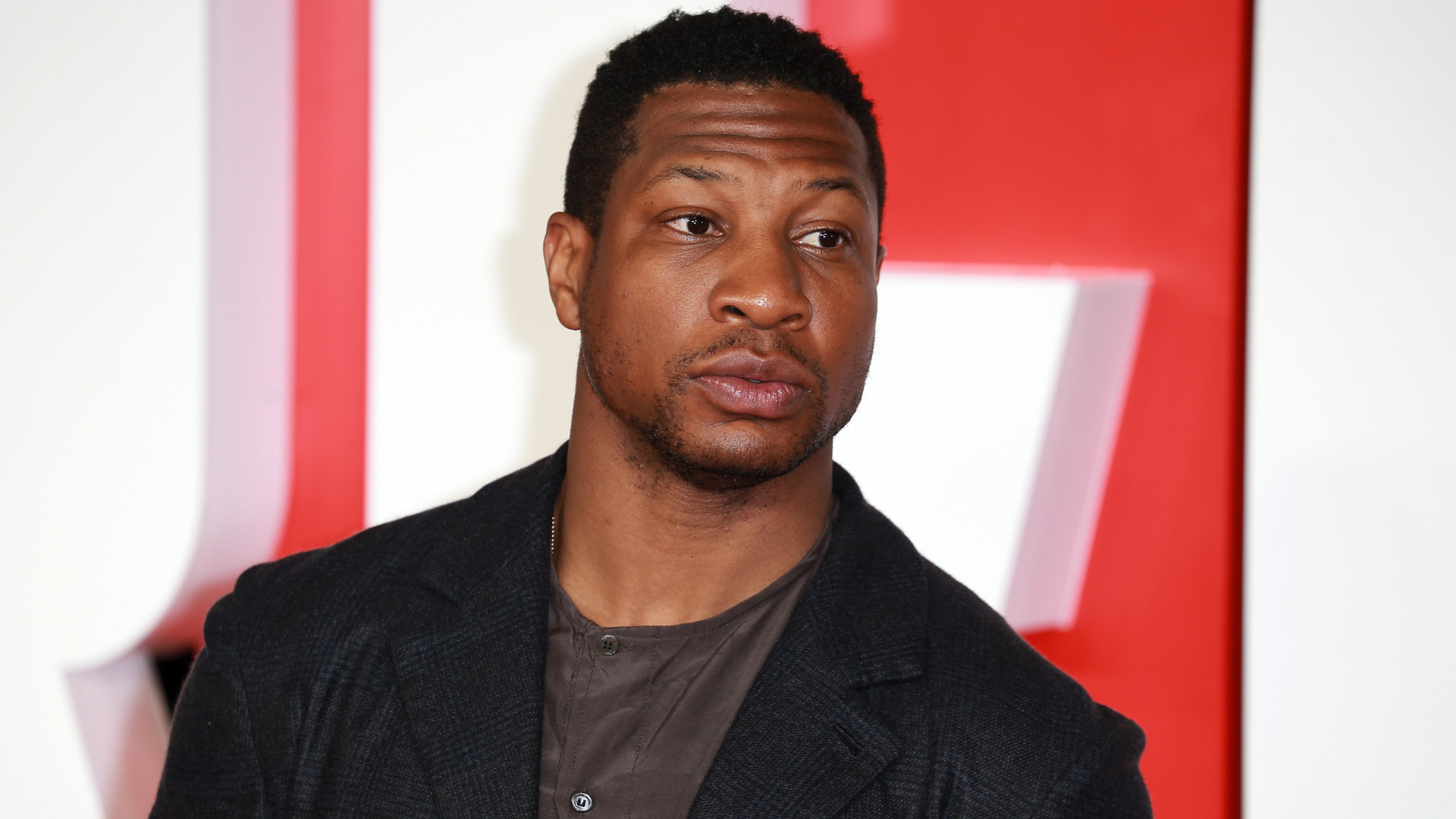 Jonathan Majors Set Kazasında Yaralandı, Ekip Greve Gitti