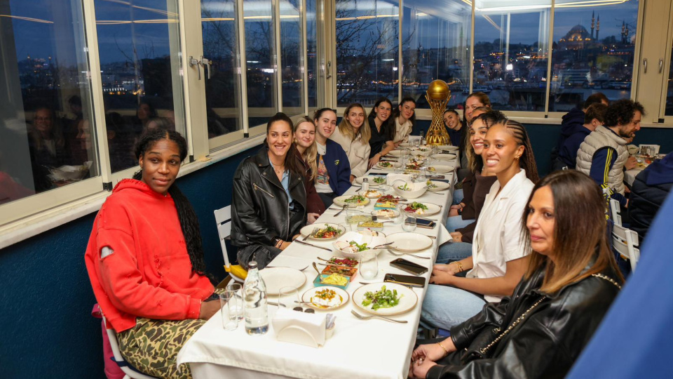 Fenerbahçe Opet şampiyonluğu kutladı!