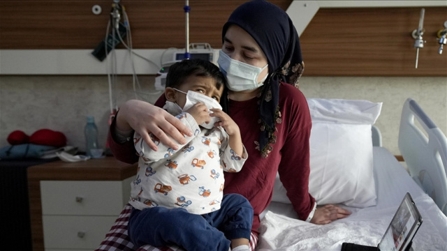 Fedakar anne karaciğeriyle bebeğini yeniden hayata bağladı