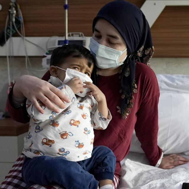 Fedakar anne karaciğeriyle bebeğini yeniden hayata bağladı