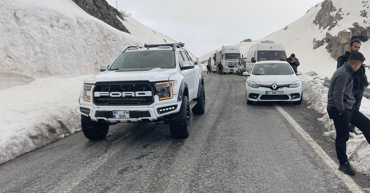 Hakkari-Şırnak'dayol kapandı çığ nedeniyle