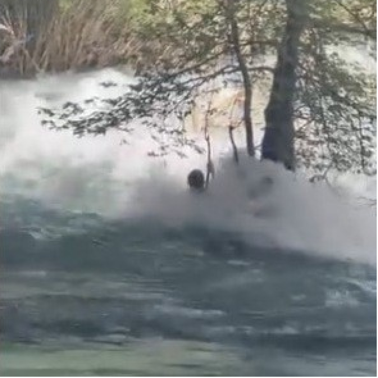 Berdan Çayı'nda akıntıya kapıldı, kayboldu! Feci görüntü!