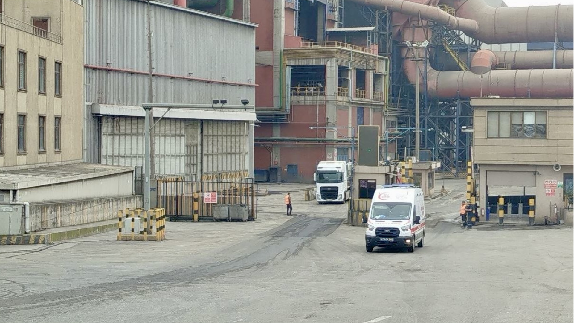 Kocaeli'de Fabrikada Yüksekten Düşme Faciası: 3 İşçi Hayatını Kaybetti