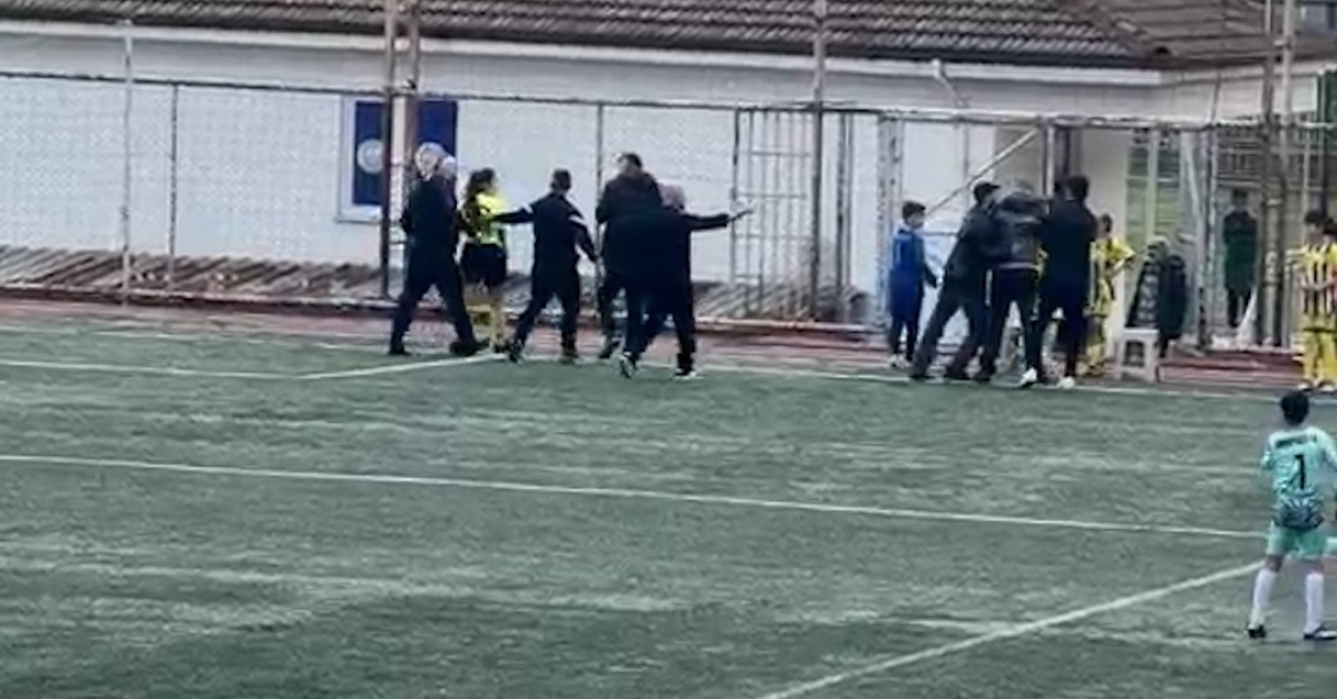 Kocaeli Derince'de U11 Ligi sonrası hakeme saldırı girişimi