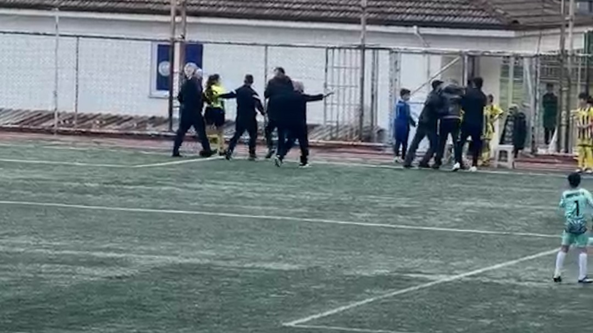 Kadın hakeme saldırı girişimi! | Son dakika haberleri