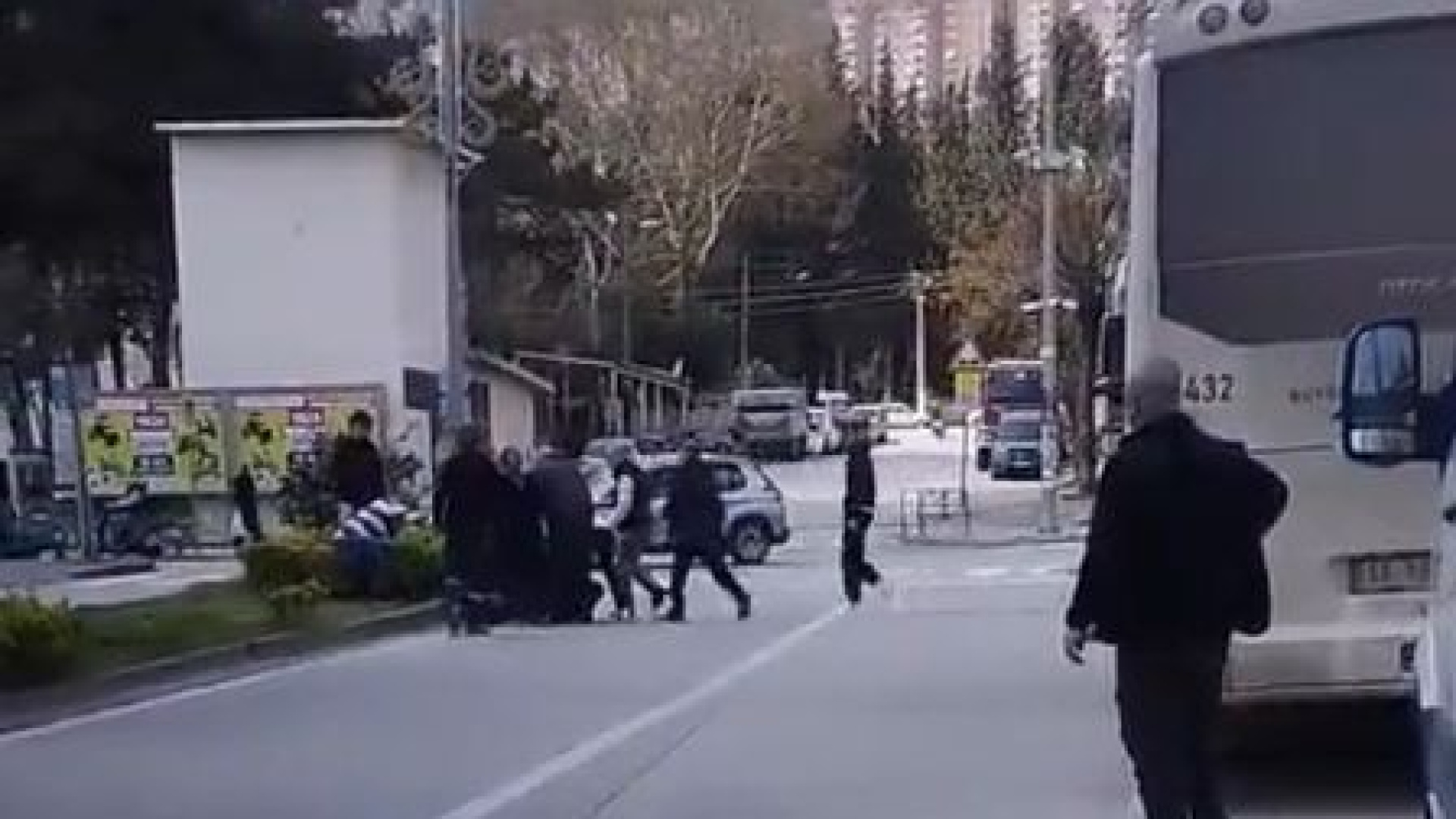 Bursa'da Park Yeri Kavgası: Minibüs ve Araç Sürücüleri Yumruklaştı