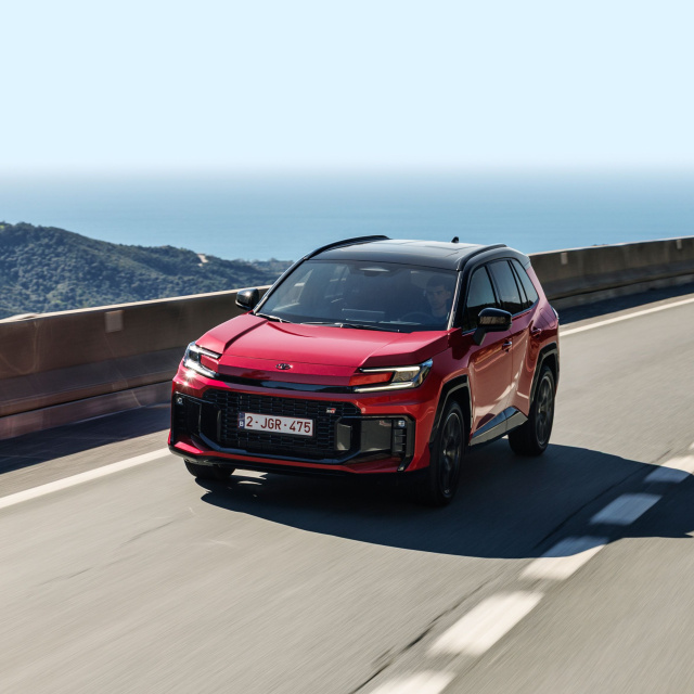 RAV4 'evrim' ile yoluna devam ediyor