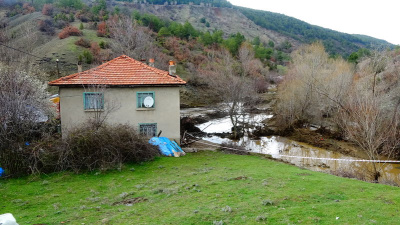 Kütahya'da yapay gölet taştı! 1 eve su bastı
