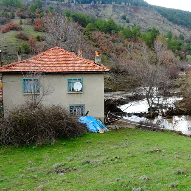 Kütahya’da yapay gölet taştı! 1 eve su bastı