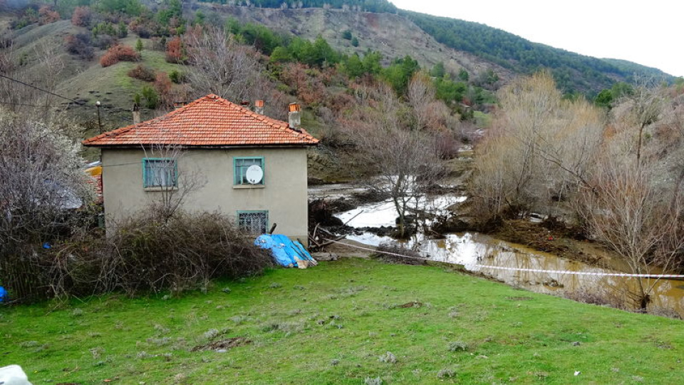 Kütahya'da yapay gölet taştı! 1 eve su bastı