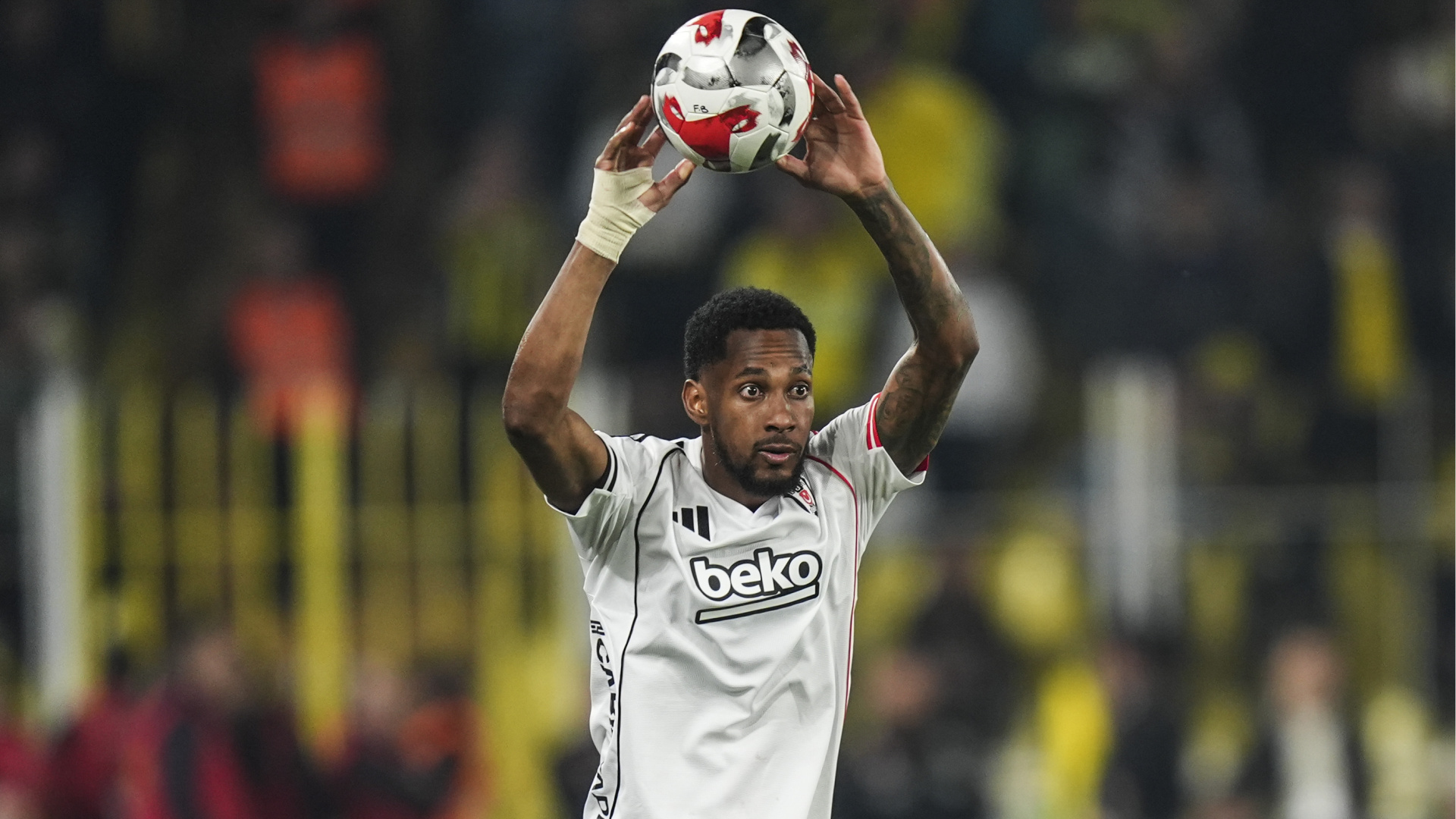Beşiktaş'ta Amir Murillo Kafa Travması Şüphesiyle Hastaneye Kaldırıldı