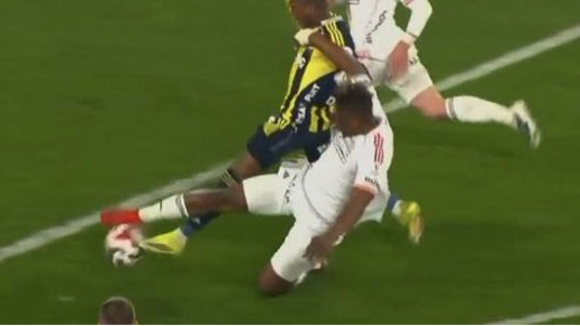 Fenerbahçe-Beşiktaş derbisinde tartışmalı penaltı kararı! - Fenerbahçe Haberleri