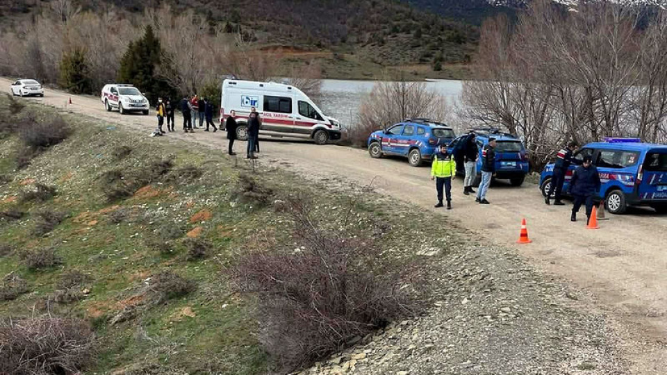 Genç kadını bıçaklayıp gölete atmışlar