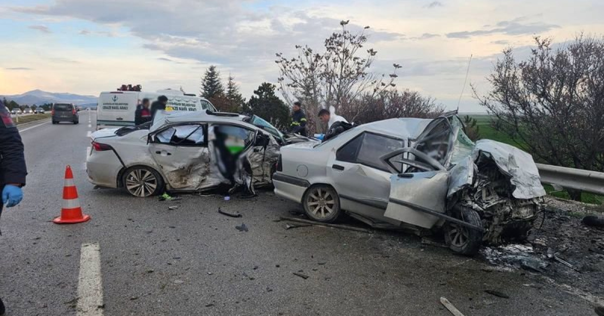 Eskişehir'dekarşı şerit kazası! 4 ölü, 2 yaralı
