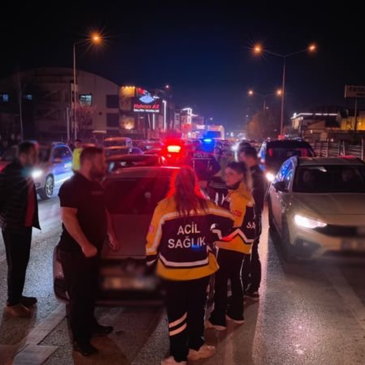 Zincirleme kazanın yaralıları ekiplere direndi