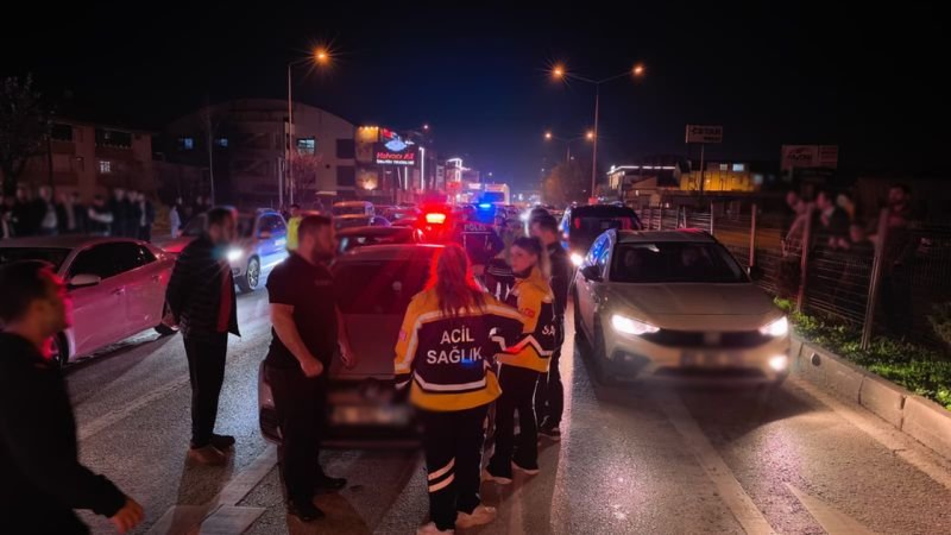 İnegöl'de zincirleme kazanın yaralıları ekiplere direndi