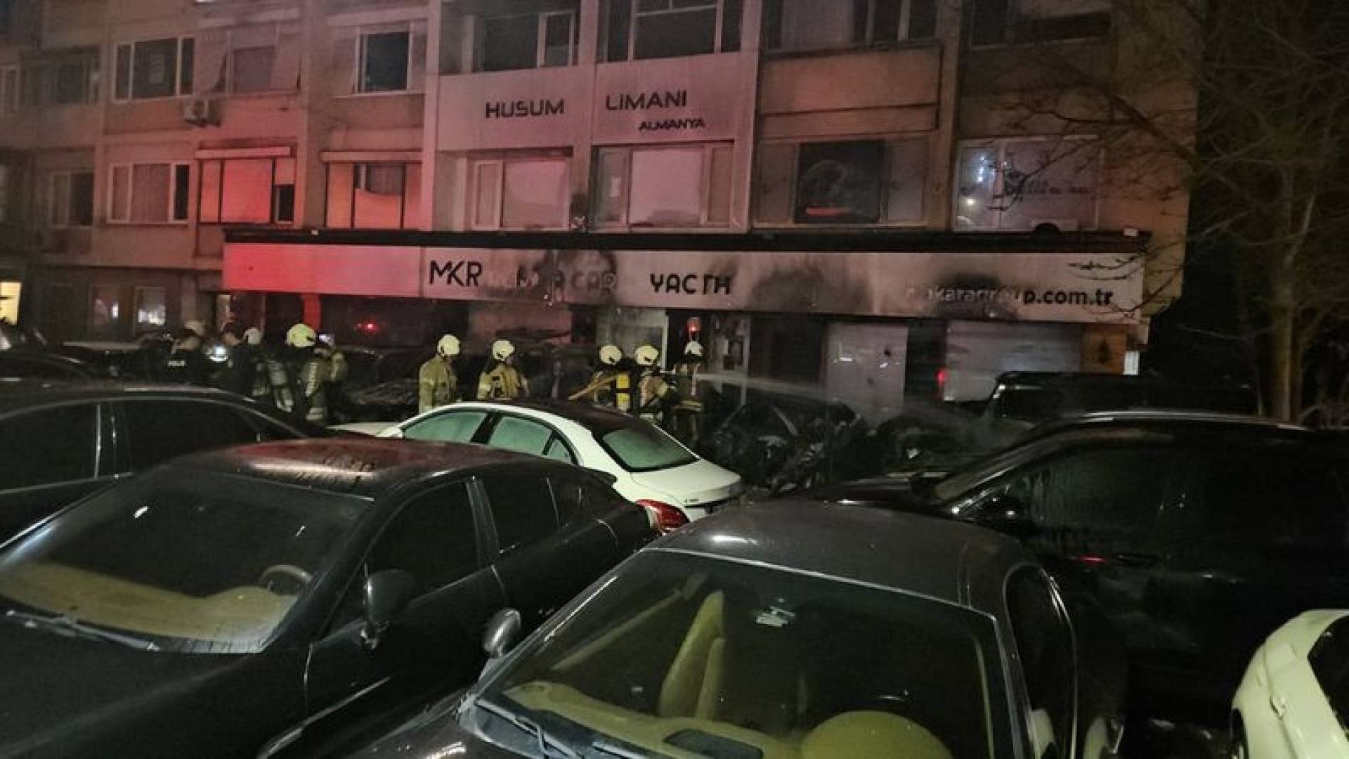 Beşiktaş'ta Araç Kiralama Şirketi Önünde Çıkan Yangında 15 Araç Küle Döndü