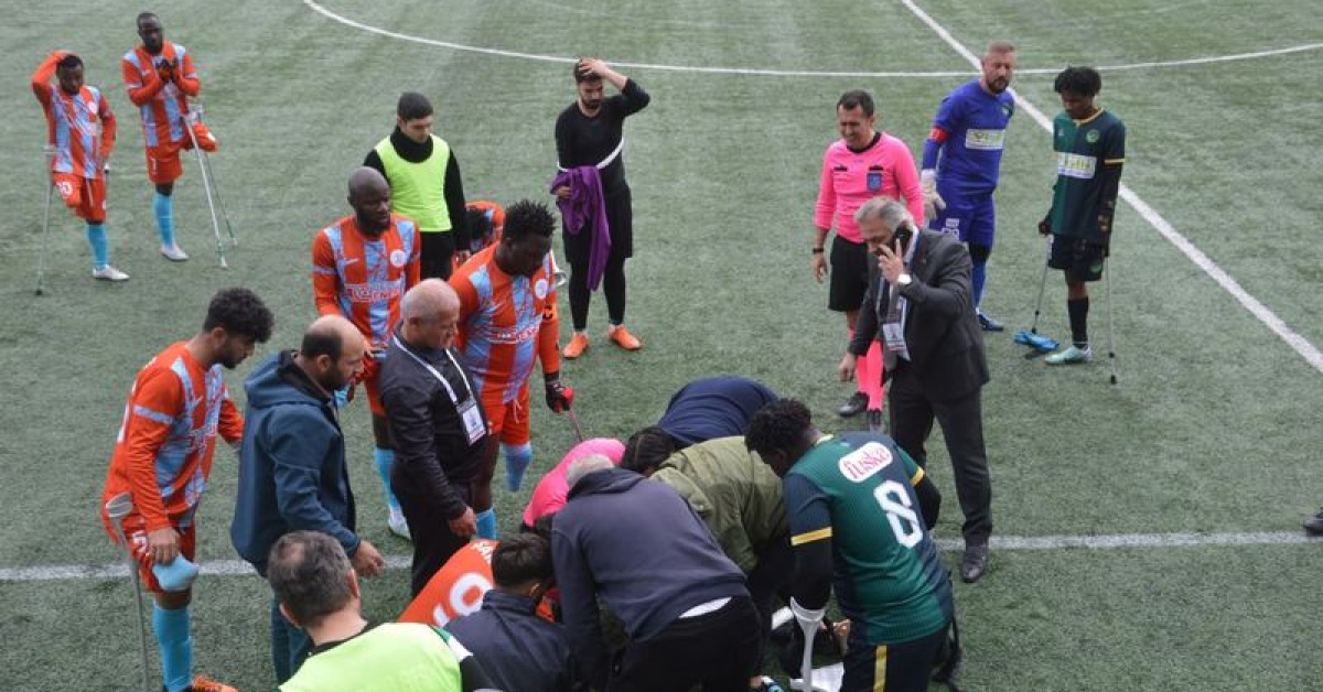 Futbol hakem kalp krizi geçirdi veöldü