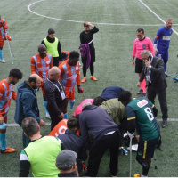 Hakemler kalp masajı yaptı... Teknik direktör sahada can verdi!