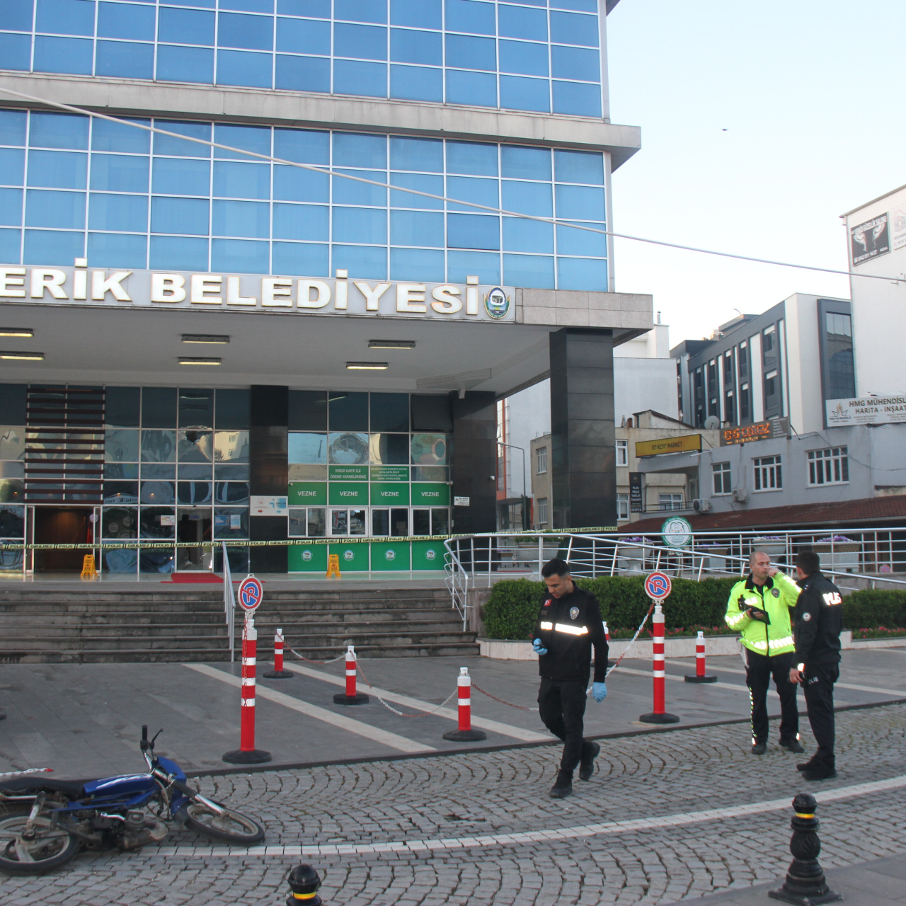 Belediye binasına ateş açtı, yakalandı