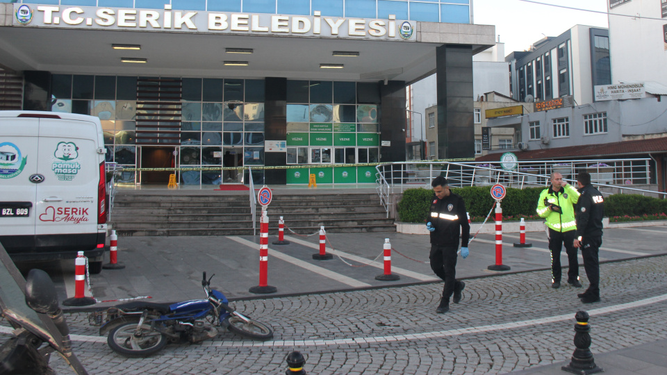 Belediye binasına ateş açtı, yakalandı