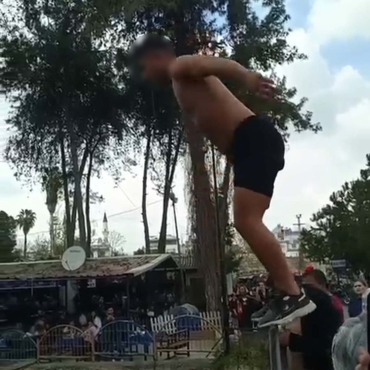 Şelaleden atladı, ceza kesildi!