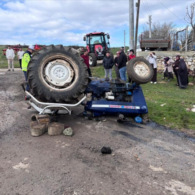 Traktör devrildi: 1 ölü