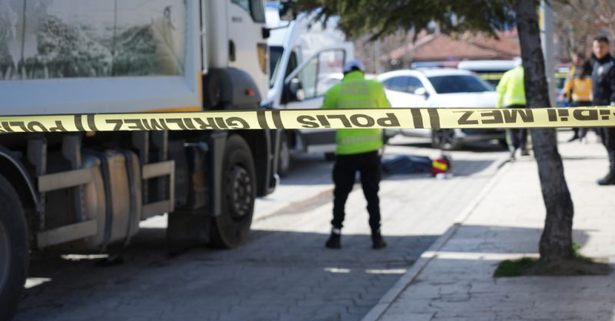 Erzincan'da Çöp Kamyonu Yaşlı Kadına Çarparak Öldürüyor