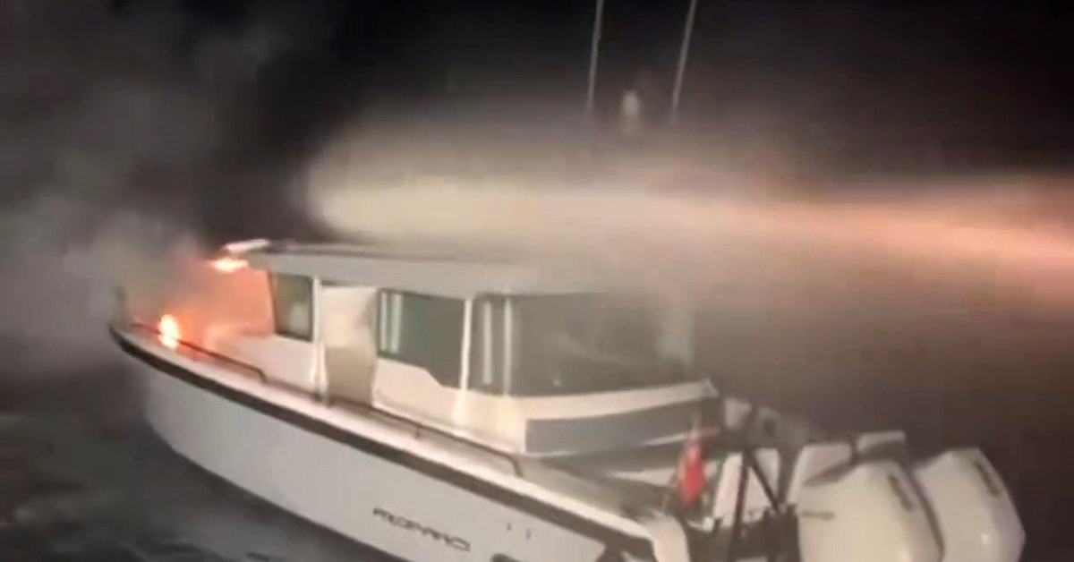 Haydarpaşa Mendireği'de Teknedeki Yangın! | Kıyı Emniyeti Interveu