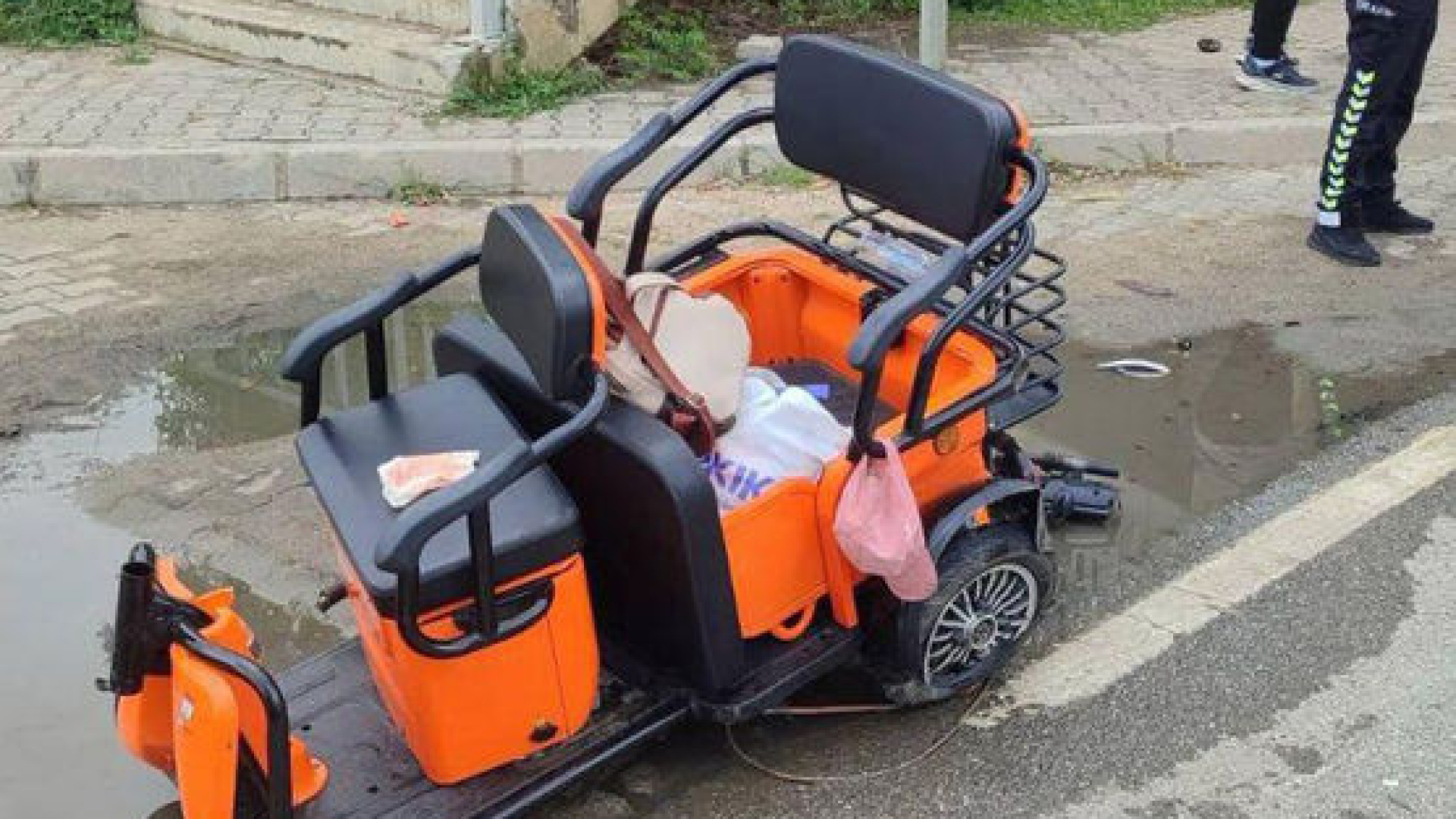 Vinçle çarpışan motosikletin sürücüsü öldü