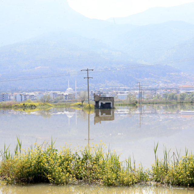 Bağ evleri ve tarım arazileri su altında kaldı