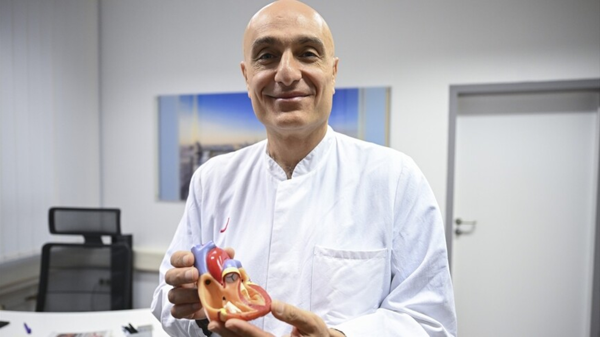Almanya'da Türk doktor, yeni geliştirilen kalp kapakçığını kalbe yerleştirerek bir ilke imza attı | Sağlık Haberleri