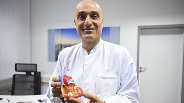 Almanya'da Türk doktor, yeni geliştirilen kalp kapakçığını kalbe yerleştirerek bir ilke imza attı