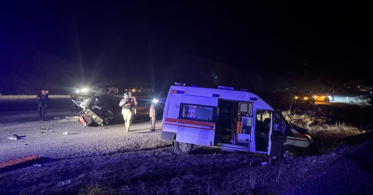 Erzurum'da Ambulans Traktöre Çarpıştı: 4 Yaralı