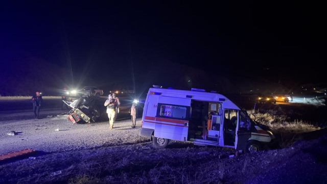 Ambulans traktöre çarptı: 4 yaralı
