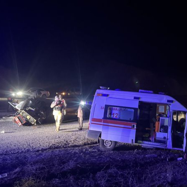 Ambulans traktöre çarptı: 4 yaralı