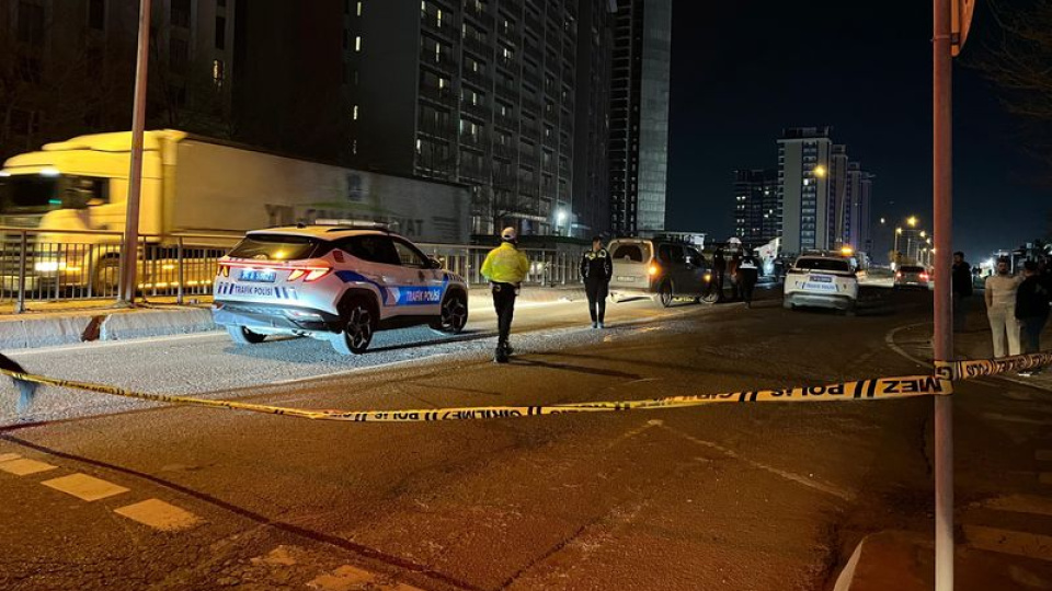 Motosiklet yayaya çarptı: 1 ölü, 2 yaralı