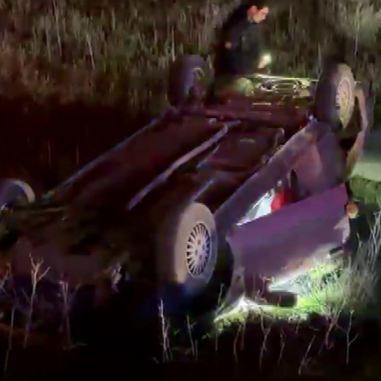 Araç takla attı, içindekiler kaçtı!