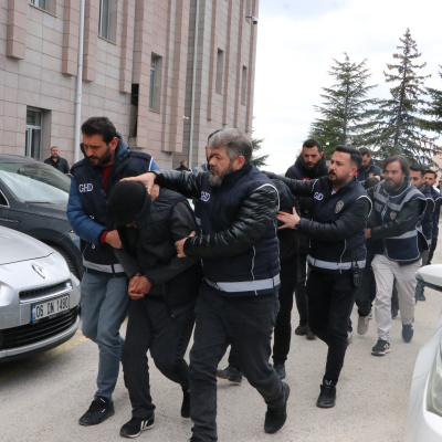 Otobüs bagajından 53 göçmen çıktı