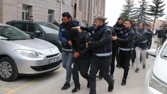 Otobüs bagajından 53 göçmen çıktı
