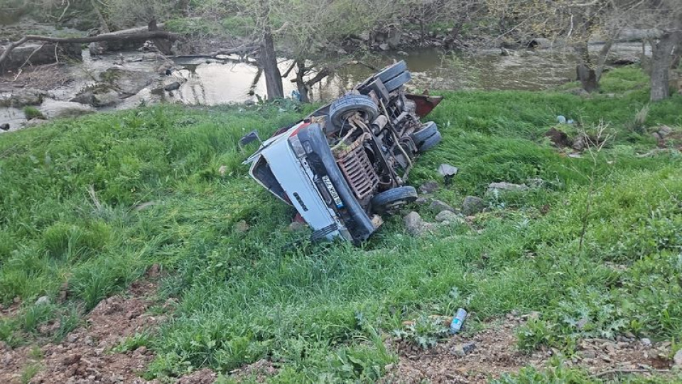 İş makinesi şarampole yuvarlandı: 1 ölü