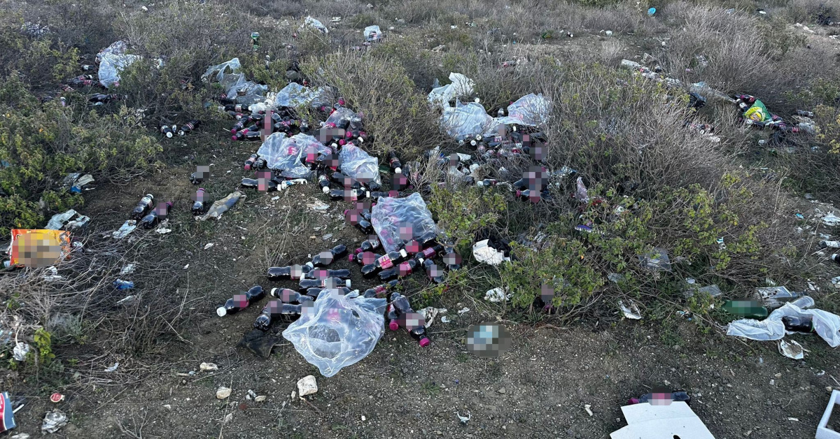 Bilecik'teorman kenarında yüzlerce pet şişesi buldu