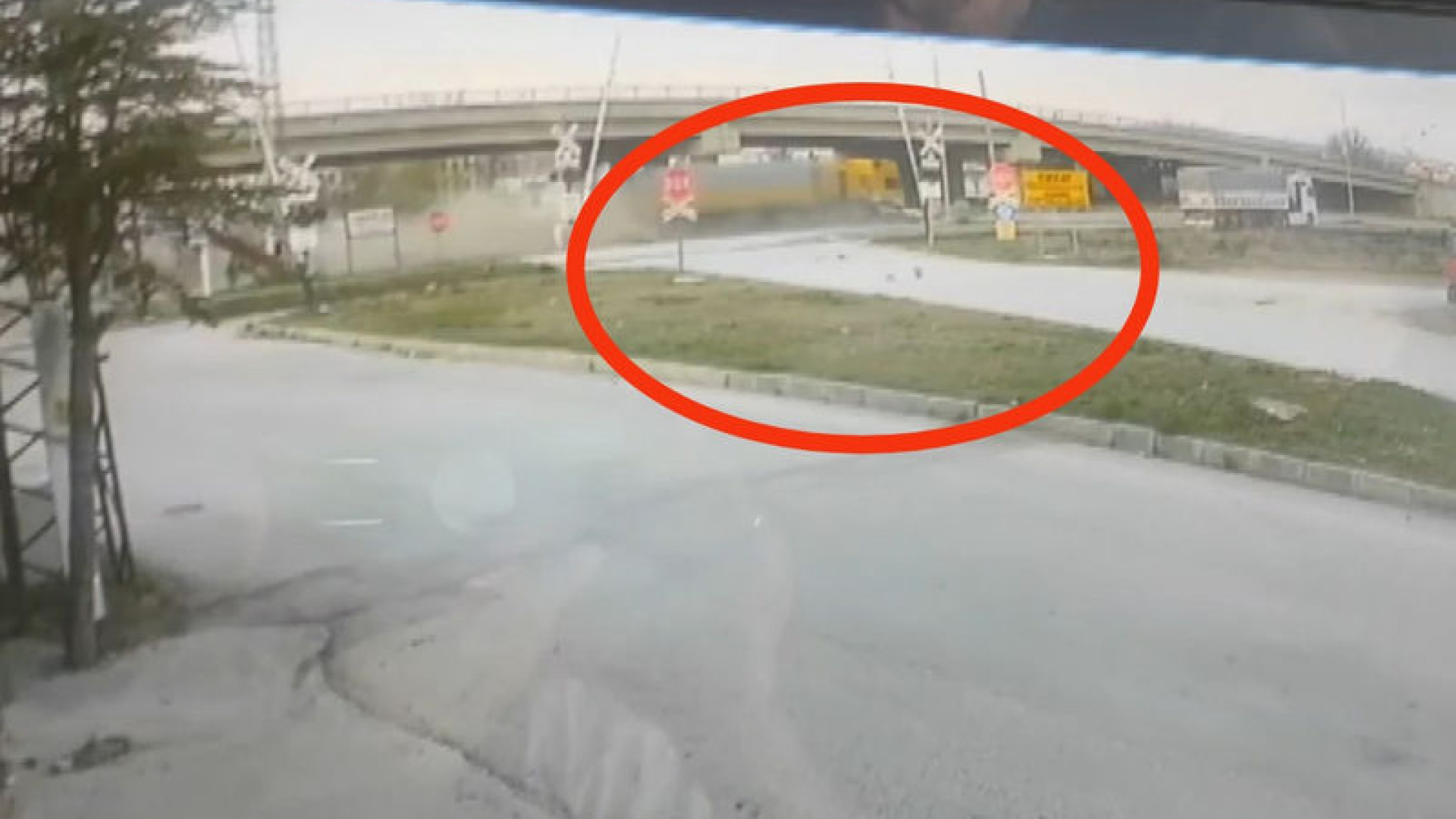 TIR’ın çarptığı otomobilin sürücüsü öldü; kaza kamerada