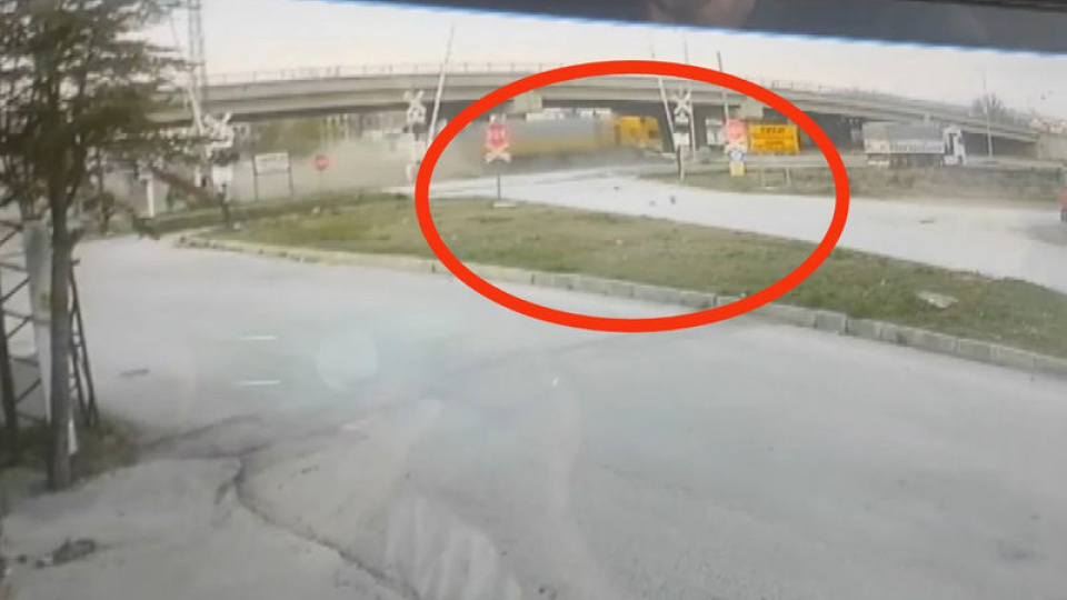 TIR otomobile çarptı: 1 ölü