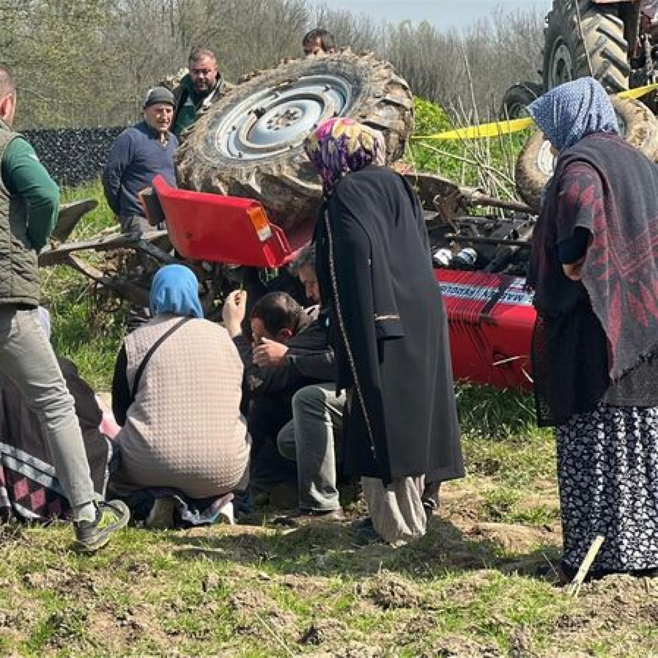 Devrilen traktörün sürücüsü öldü 