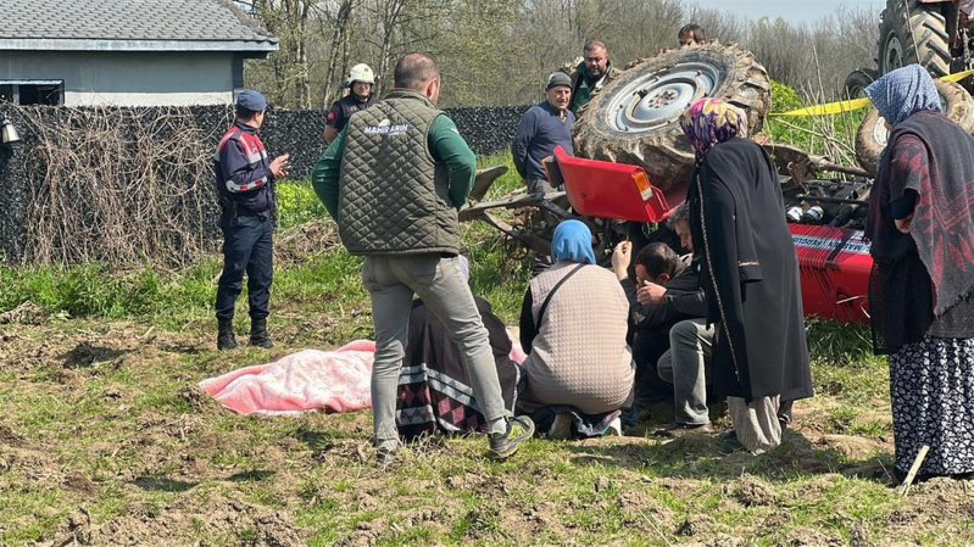 Düzcede devrilen traktörün sürücüsü hayatını kaybetti