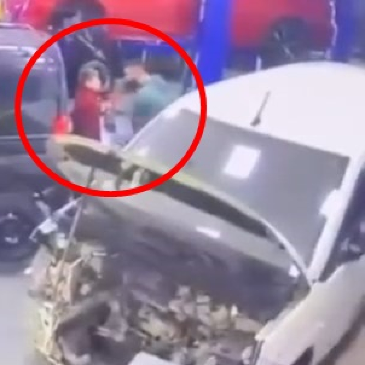 Telefona bakan çırağını darp etti